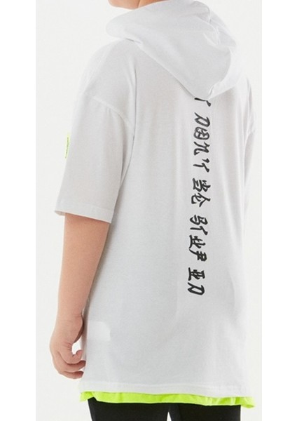 Erkek Çocuk Önü Resim Desenli Sırtı Yazı Desenli Kapüşonlu Beyaz Renk Tişört fiyatları