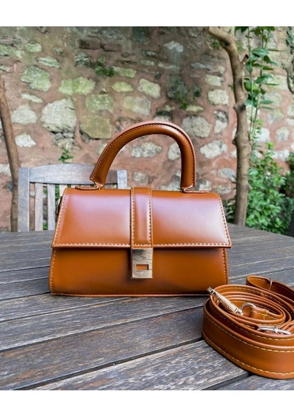 Kapaklı Uzun Çapraz Omuz Askılı Kadın El ve Kol Çantası