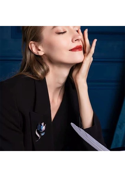 XZ0279-4 1 Parça Yeni Lüks Mavi Kristal Çiçek Broş Pins Kadınlar Için Zarif Charm Mizaç Kakma Rhinestone Broş Takı Düğün Hediyeleri (Yurt Dışından)