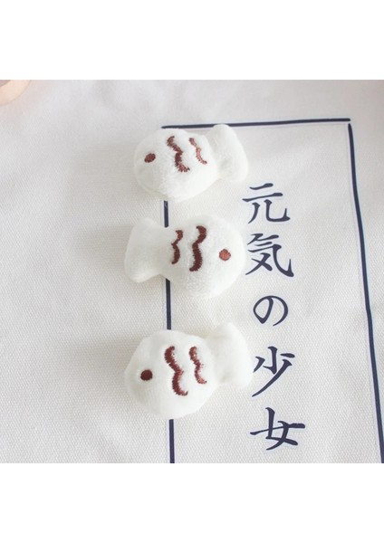 A12 Karikatür Peluş Kedi Broş Küçük Balık ve Arı Broş Sırt Çantası Kazak Korsaj Rozeti Pimleri Sırt Çantaları Kolye Dekorasyon Aksesuarları (Yurt Dışından) indirimleri