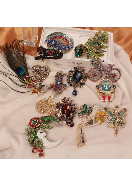 13 Büyüleyici Vintage Tavuskuşu Gökkuşağı Ayı Peri Broş Yeşil Kristal Barok Saray Korsaj Parlak Pin Rozetleri Parti Ziyafet Takı (Yurt Dışından)