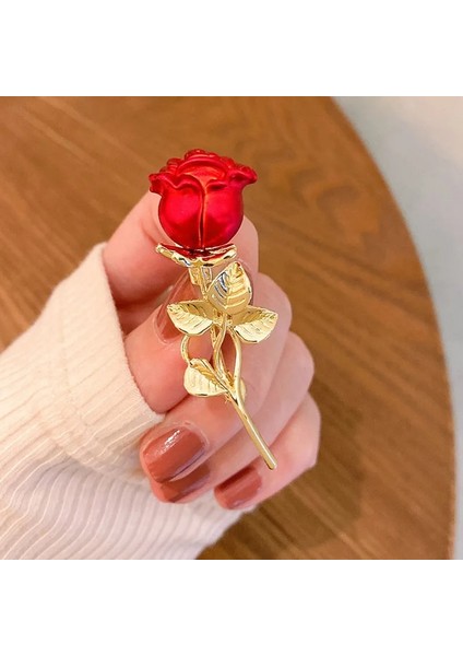 Stil 10 2023 Yeni Kırmızı Gül Çiçek Broş Kadınlar Için Zarif Bluz Broş Pin Elbise Lüks Moda Takı Aksesuarları Parti Hediyeleri (Yurt Dışından) modelleri