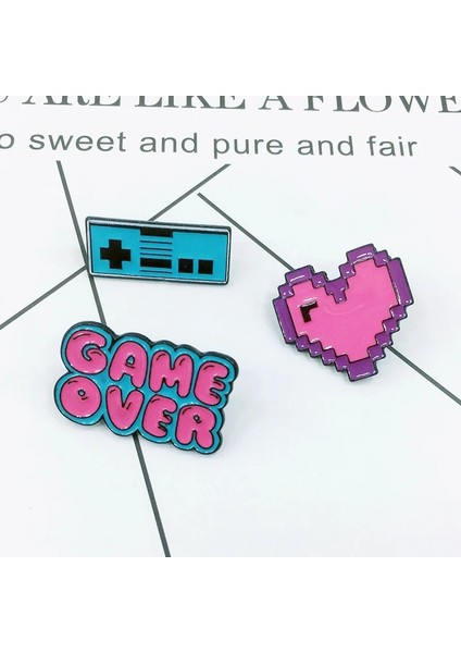 WY1654 Klasik Retro Pet Gacha Makinesi Metal Emaye Broş Taşınabilir Sanal Oyun Konsolu Rozeti Pin Eğlenceli Moda Giyim Takı Hediye (Yurt Dışından) fırsatları