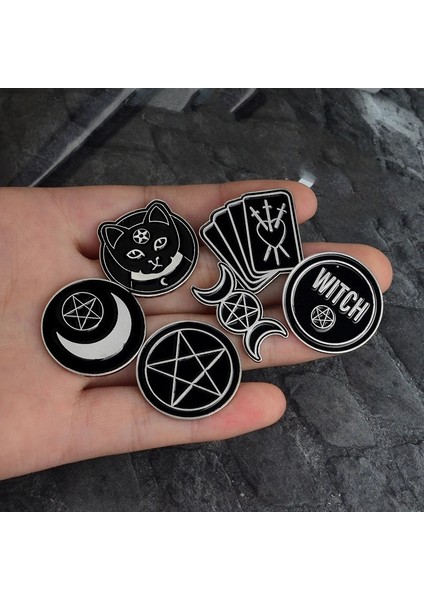XZ782 Cadılar Bayramı Partisi Aksesuarları Punk Koyu Siyah Ouija Ay Hançer Kalp Kristal Top Büyü Cadılar Tabut Emaye Yaka Pin Rozeti (Yurt Dışından) modelleri