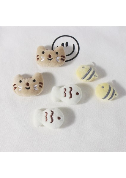 A1 Karikatür Peluş Kedi Broş Küçük Balık ve Arı Broş Sırt Çantası Kazak Korsaj Rozeti Pimleri Sırt Çantaları Kolye Dekorasyon Aksesuarları (Yurt Dışından) fiyatları