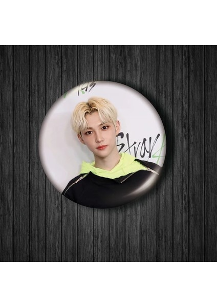 28 5 cm 1 Adet Kpop Straykids Yeni Albüm Go Sheng Pimleri Rozeti Kırmızı Albüm Pin Broş Giysi Aksesuarları Şapka Sırt Çantası Dekorasyon (Yurt Dışından)