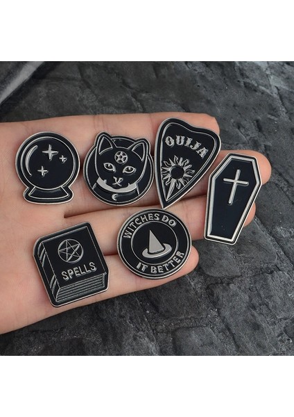 XZ1089 Cadılar Bayramı Partisi Aksesuarları Punk Koyu Siyah Ouija Ay Hançer Kalp Kristal Top Büyü Cadılar Tabut Emaye Yaka Pin Rozeti (Yurt Dışından) fırsatları