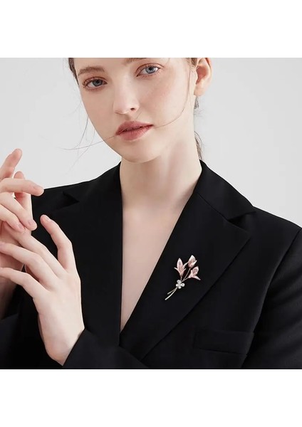 08 Yeni Rhinestone Emaye Zambak Çiçeği Broş Kadınlar Için Zarif Düğün Ziyafet Broş Pins Hediyeler Elbise Gömlek Dekorasyon (Yurt Dışından) fırsatları