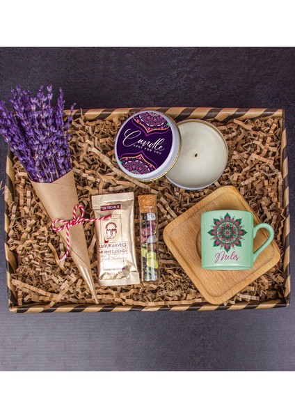 Kişiye Özel Türk Kahvesi Fincanı & Drajeler & Mum & Lavanta Buketi Hediye Kutusu 111721