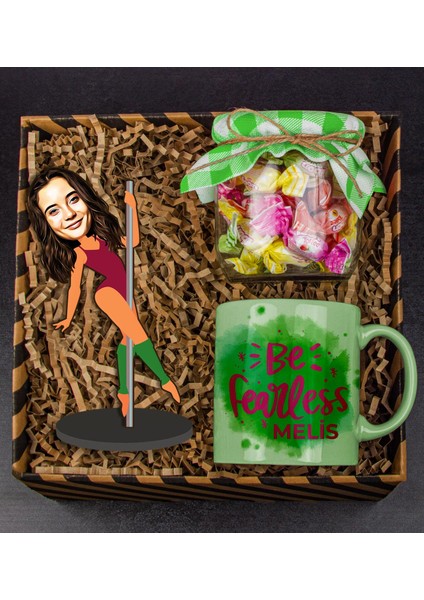 Kişiye Özel Karikatür Biblo & Kupa & Meyveli Şekerler Hediye Kutusu 112032