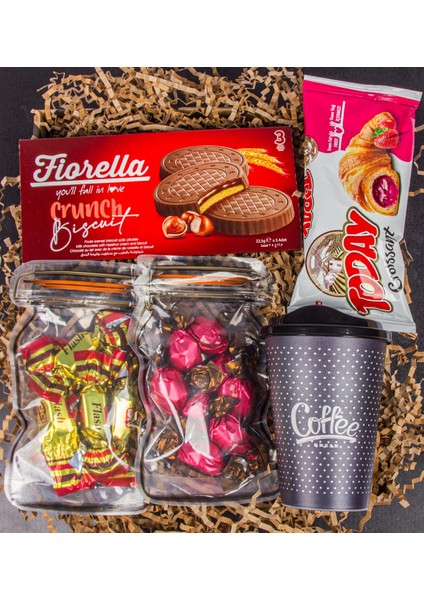 Fındıklı Şeker & Çilekli Kruvasan & Fındıklı Biscuits & Çilekli Çikolata & Kahve Bardağı Hediye Kutusu 111148