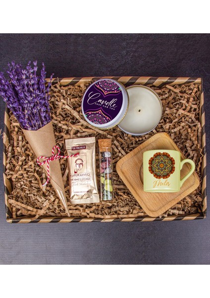 Kişiye Özel Türk Kahvesi Fincanı & Drajeler & Mum & Lavanta Buketi Hediye Kutusu 111723