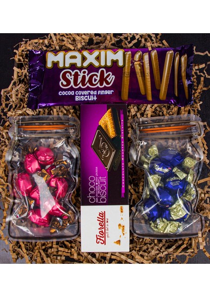 Çikolatalı Stick Biscuits & Çilekli Çikolata & Karamelli Çikolata & Bitter Biscuits Hediye Kutusu 111151