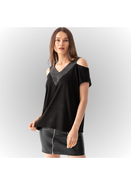 Kadın Siyah Arka Dekolteli Omuzları Açık Sim File Detaylı V Yaka Bluz