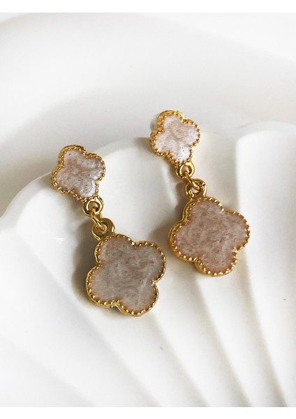 Özel Tasarım Altın Kaplama El Yapımı Beyaz Mine Kaplamalı Yonca Sallantılı Küpe fiyatları