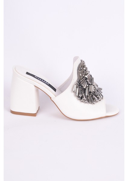 K1021249 Deri Ince Taban Yüksek Topuklu Önü Taş Aksesuarlı Beyaz Günlük Kadın Terlik