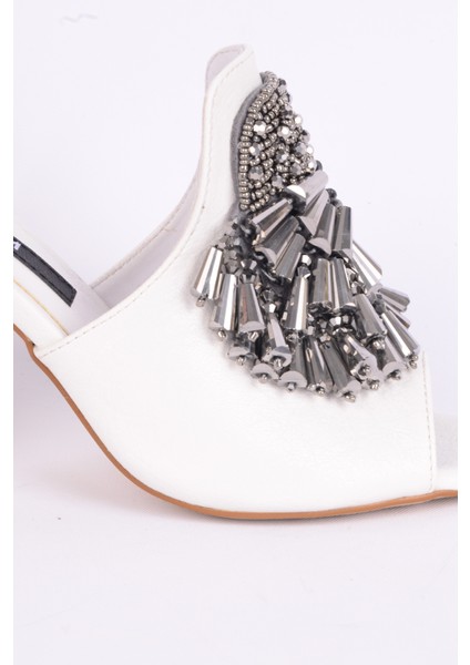 K1021249 Deri Ince Taban Yüksek Topuklu Önü Taş Aksesuarlı Beyaz Günlük Kadın Terlik fiyatları