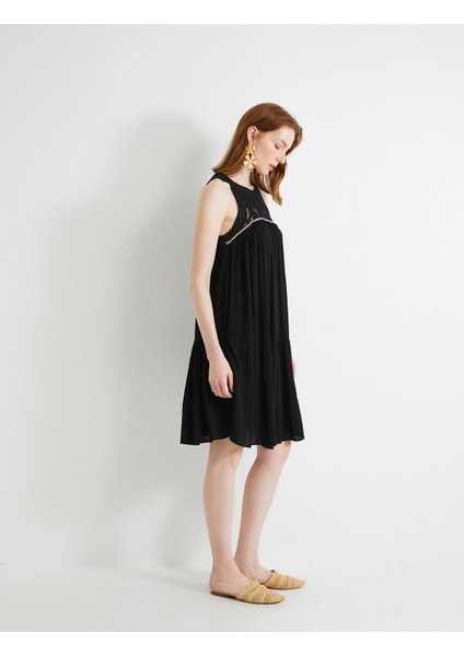 Mini Elbise Volanlı Kroşe Yaka Detaylı