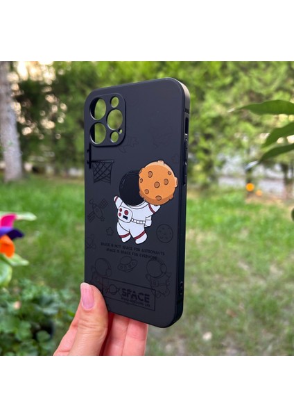 iPhone 12 Pro Basketçi Astronot Siyah Silikon Kılıf