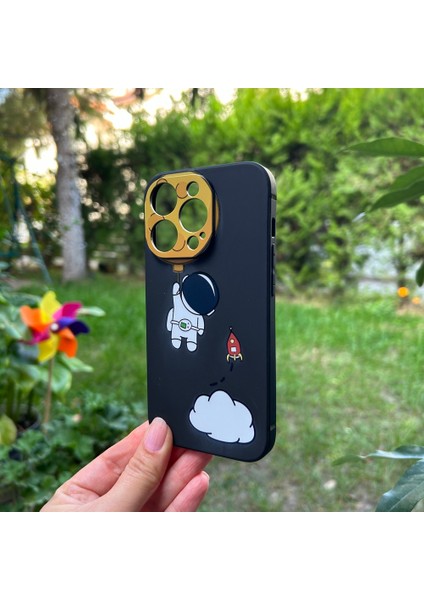 iPhone 14 Pro Aydaki Astronot Siyah Silikon Kılıf