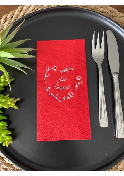 Gümüş Yaldızlı Kırmızı Kalp Çelenk Just Engaged Peçete 16 Adet