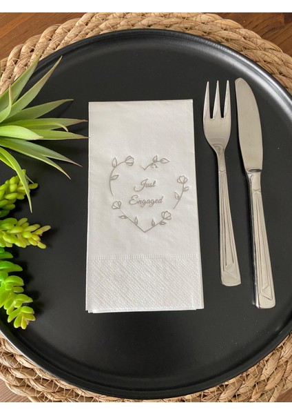 Gümüş Yaldızlı Beyaz Kalp Çelenk Just Engaged Peçete 16 Adet