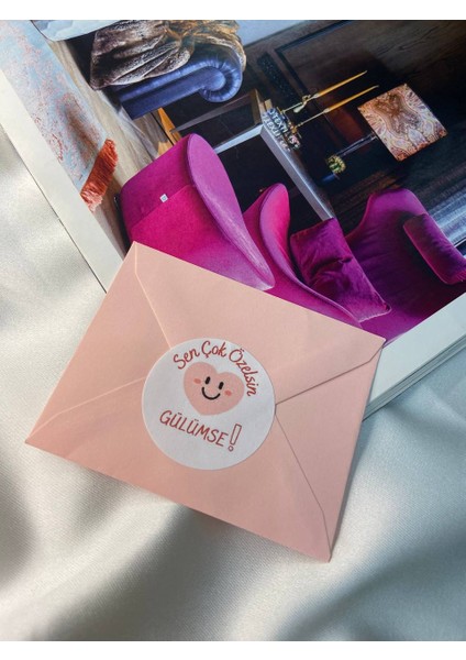 Pembe Kalpli Gülen Surat Etiketi Renkli Yuvarlak Mat Sticker 4 cm 33 Adet fiyatları