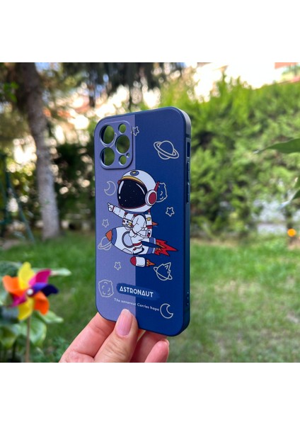 iPhone 12 Pro Aydaki Astronot Lacivert Silikon Kılıf