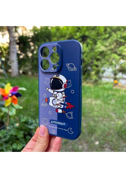 iPhone 14 Pro Aydaki Astronot Lacivert Silikon Kılıf