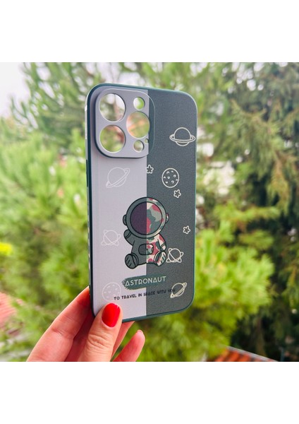 iPhone 14 Pro Max Aydaki Astronot Yeşil Silikon Kılıf
