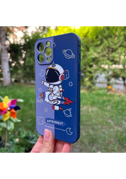 iPhone 12 Pro Max Aydaki Astronot Lacivert Silikon Kılıf