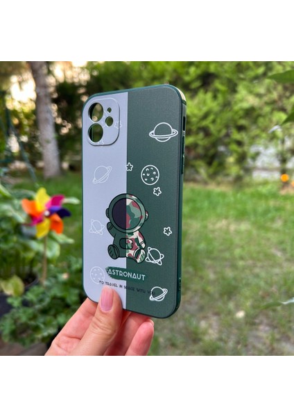 iPhone 11 Aydaki Astronot Yeşil Silikon Kılıf