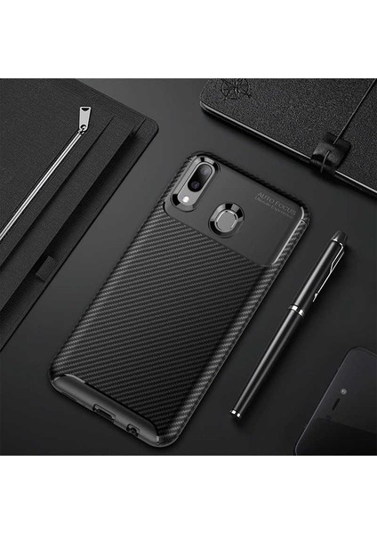 Samsung Galaxy M20 Uyumlu Kılıf Karbon Armor Serisi, Ultra Dayanıklı ve Esnek Slim Fit Karbon Görünümlü Silikon