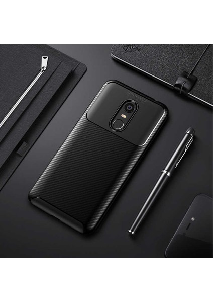 Xiaomi Redmi 5 Plus Uyumlu Kılıf Karbon Armor Serisi, Ultra Dayanıklı ve Esnek Slim Fit Karbon Görünümlü Silikon