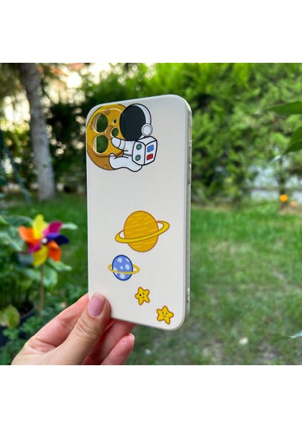 iPhone 11 Aydaki Astronot Krem Silikon Kılıf
