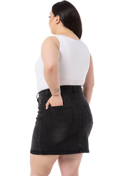Büyük Beden Taşlama Detaylı Beş Cepli Siyah Mini Denim Etek