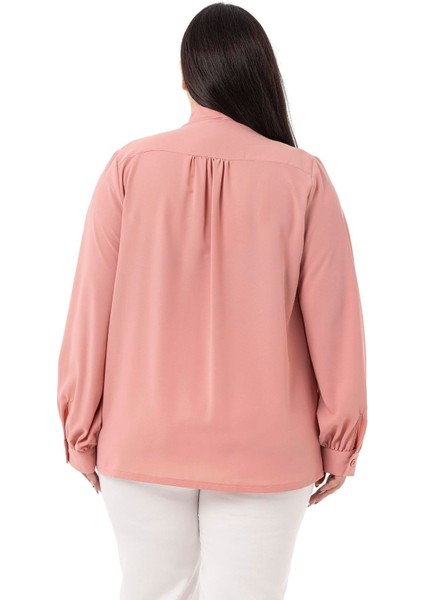 Büyük Beden Boyundan Bağlama Detaylı Manşetli Pudra Gömlek modelleri
