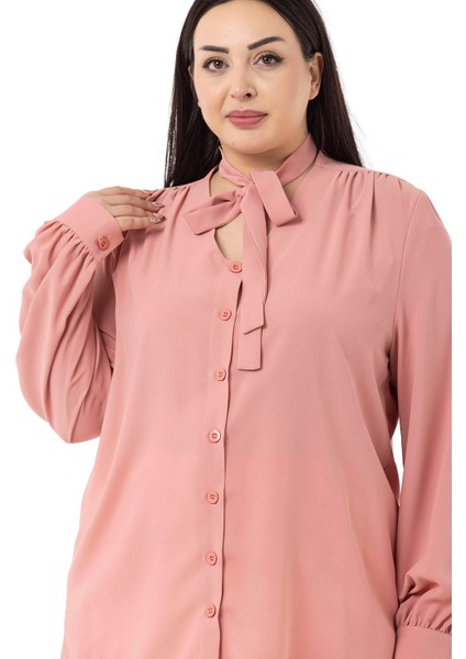 Büyük Beden Boyundan Bağlama Detaylı Manşetli Pudra Gömlek fırsatları