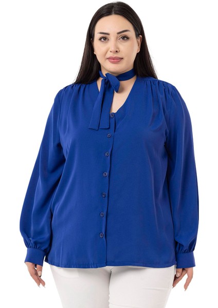 Büyük Beden Boyundan Bağlama Detaylı Manşetli Saks Mavi Gömlek