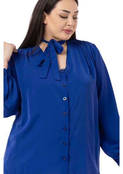 Büyük Beden Boyundan Bağlama Detaylı Manşetli Saks Mavi Gömlek fırsatları