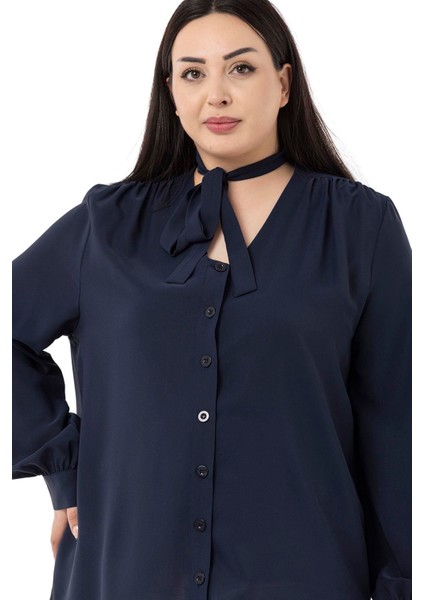 Büyük Beden Boyundan Bağlama Detaylı Manşetli Lacivert Gömlek fırsatları