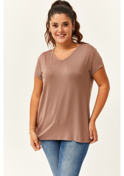 Kadın Büyük Beden V Yaka Basic Kısa Kollu Vizon T-Shirt