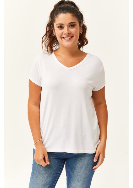 Kadın Büyük Beden V Yaka Basic Kısa Kollu Beyaz T-Shirt