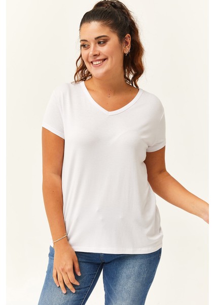 Kadın Büyük Beden V Yaka Basic Kısa Kollu Beyaz T-Shirt