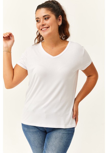 Kadın Büyük Beden V Yaka Basic Kısa Kollu Beyaz T-Shirt