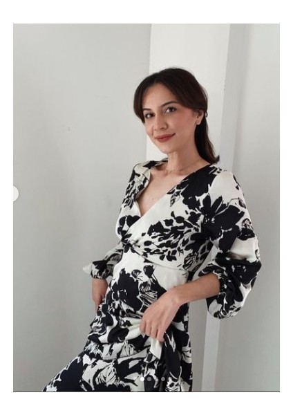 Çiçek Desenli Volanlı Saten Elbise