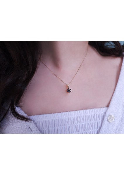 Safir Taşlı Çiğdem Çiçeği Kolye 0423P0058
