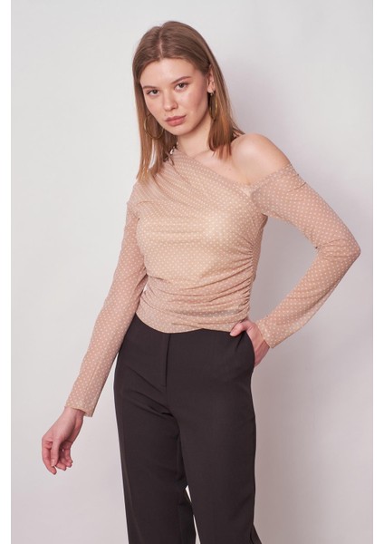 Kadın Desenli Tül Omuzu Beli Büzgülü Omuz Dekolteli Uzun Kol Likralı Şık Bluz-Bej Puan fiyatları