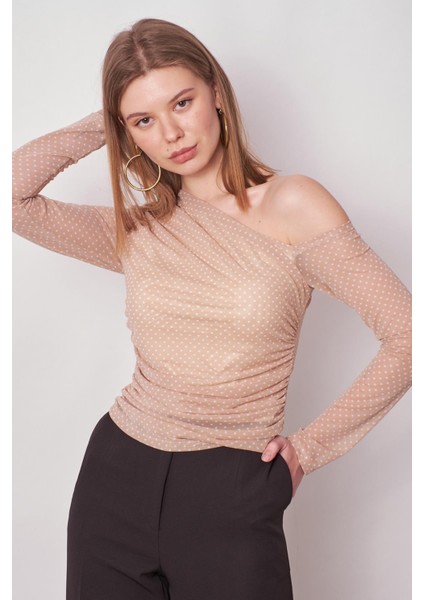Kadın Desenli Tül Omuzu Beli Büzgülü Omuz Dekolteli Uzun Kol Likralı Şık Bluz-Bej Puan modelleri