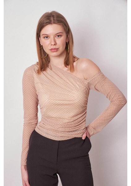 Kadın Desenli Tül Omuzu Beli Büzgülü Omuz Dekolteli Uzun Kol Likralı Şık Bluz-Bej Puan fırsatları